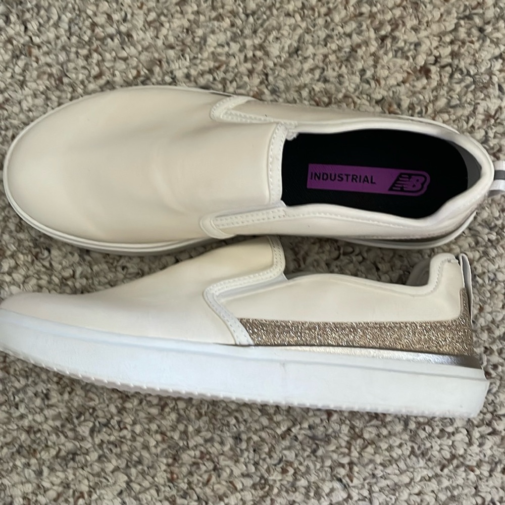NEW BALANCE INDUSTRIAL WOMENS SIZE 9 SLIP ON LOAFER CREAM GOLD GLITTER
